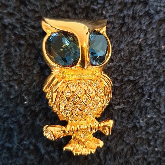 ✨ 1.75’’ Vintage Elegance Blue Crystal Gold Tone Owl Brooch ✨ - Picture 12 of 12
